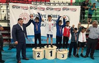 Kocaelili minik güreşçiler Türkiye 3.’sü oldu