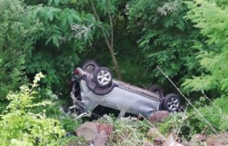 Kontrolden çıkan otomobil uçuruma yuvarlandı:...