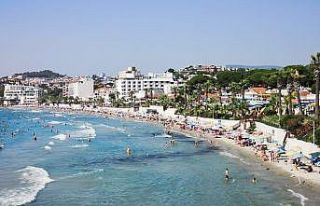 Kuşadası’nda sıcaktan bunalan plaja ve su parkına...