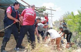Kuyuya düşme olayına giden ekipler doğum vakasıyla...