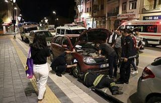 Mahalleli ve itfaiye ekipleri minik kedi için seferber...