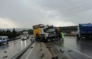 Makas atarak yokuştan inen tır bariyerlere çarptı