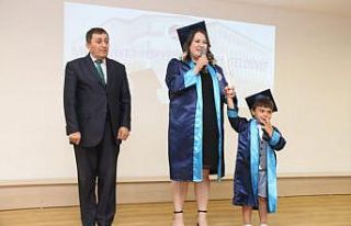 Mezuniyet diplomasını küçük oğlu ile aldı