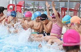 Okullar kapandı, havuz keyfi başladı