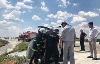 Otomobil yolun kenarında bulunan kanala düştü:...