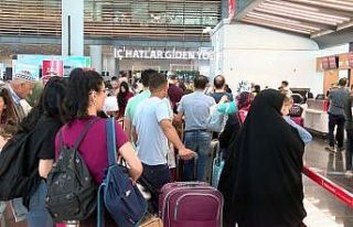Oyunu kullanan vatandaşlar tatile gitmek için havalimanına...