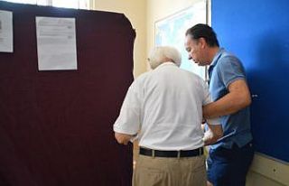 (ÖZEL) 96 yaşındaki emekli albay, bastonu ile oy...