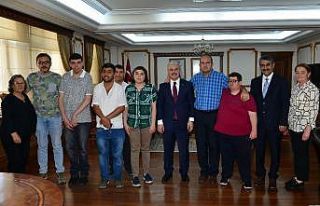 Özel kursiyerler Vali Akın’ı ziyaret etti