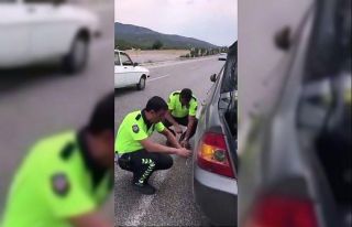 (Özel) Yolda kalan sürücünün imdadına trafik...