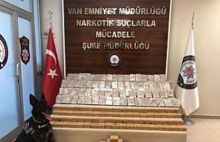 Park halindeki otomobilde koli koli eroin çıktı