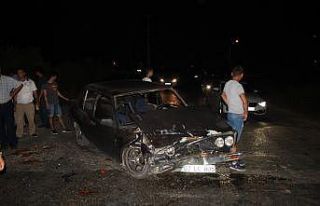 Park halindeki otomobile arkadan çarptı: 2 yaralı