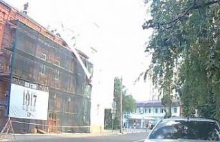 Rusya’da sac levhayla birlikte zemine düşen işçi...