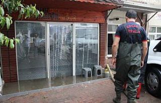 Sağanak yağış sele neden oldu, vatandaşlar kuaförde...