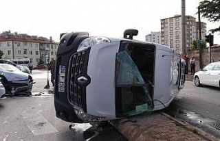 Servis minibüsü yan yattı: 2 yaralı