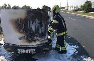 Seyir halindeyken yanan otomobilde büyük hasar oluştu