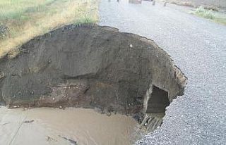 Sivas’ta sağanak yağmur dereleri taşırdı