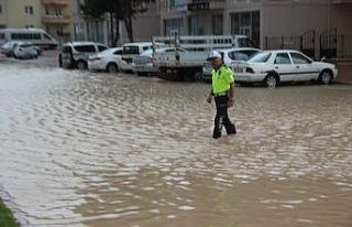 Sivas’ta şiddetli yağış caddeleri göle çevirdi