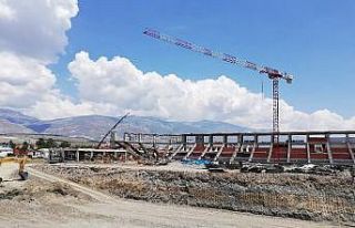 Stadyum inşaatında çalışan işçi 4 metreden...