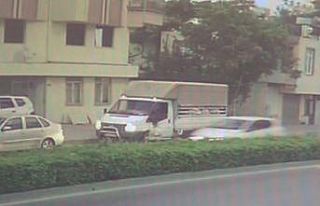 Süt aldığı aracın önünden karşıya geçmek...