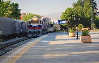 Tahran-Van tren seferlerinin başlama sevinci