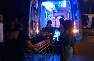 TEM Otoyolu’nda kamyon ile minibüs çarpıştı:...