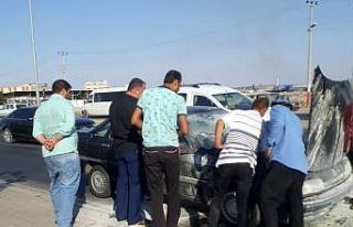 Trafik ışığında duran otomobil alev aldı