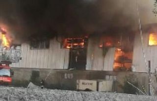 Trafodan çıkan yangın depoyu kül etti