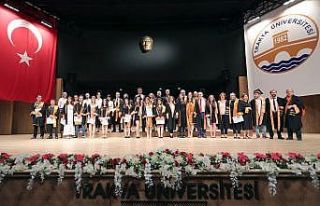 Trakya Üniversitesi Fen Fakültesinde mezuniyet heyecanı
