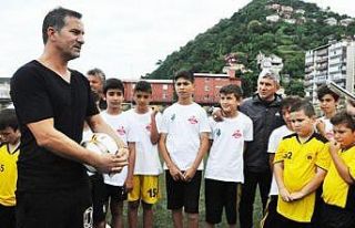 Ünlü futbolcu, isminin verildiği yaz futbol okulunun...