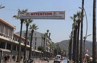 Yabancı turistlere İngilizce afişli uyarı