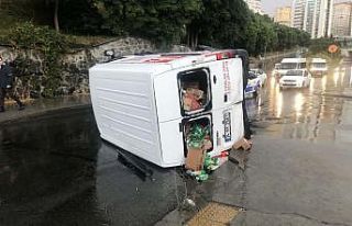 Yağış nedeniyle kayganlaşan yolda kontrolden çıkan...