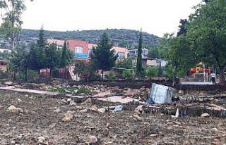 Yağışlar okul ihata duvarını yıktı