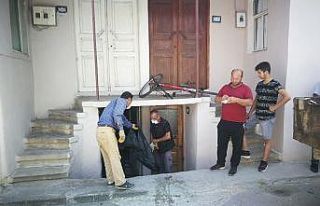 Yalnız yaşayan kadının evinden 8 römork çöp...