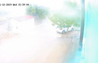 Yıldırım düşmesi güvenlik kamerasına yansıdı