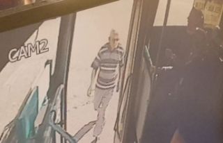 Yolun karşısına geçmeye çalışan yaşlı adama...