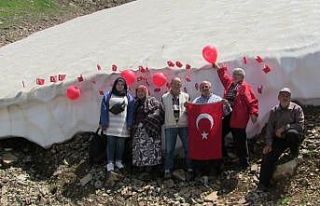 2 bin 700 metrede demokrasi bayramını kutladılar