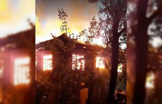 2 katlı ahşap ev yangında küle döndü