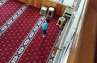 3 yaşındaki miniğin camideki sevimli halleri amatör...