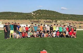 40 öğrenci yaz futbol okulunda eğitim görüyor