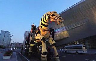 50 tonluk dev robot at ziyaretçilerin ilgi odağı...