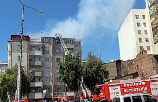 6 katlı binanın çatısı cayır cayır yandı