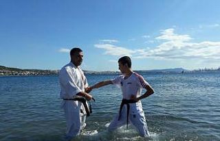 80 karateci, denizde ve plajda antrenman yaptı