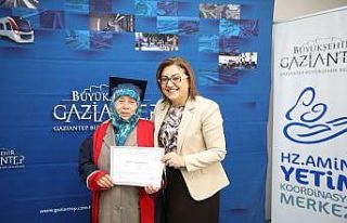 83 yaşındaki Hatice Nine kep attı