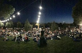 Akhisarlılar açık havada sinema keyfi yaşıyor