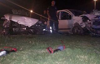 Antalya’da iki otomobil kafa kafaya çarpıştı:...