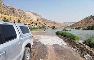 Aracını sular altında kalmaktan son anda kurtardı