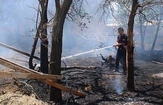 Arazi içinde bulunan ahşap inşaat malzemeleri yandı