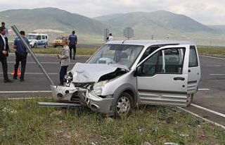 Ardahan’da kamyonet ile otomobil çarpıştı: 8...