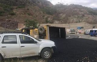 Artvin’de asfalt yüklü kamyon devrildi