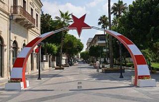Atatürk Caddesi’nin simgesi ay yıldızlı tak...